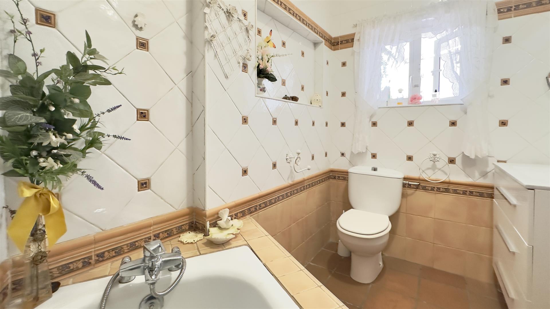 Image of House - 5 Bedrooms - 4 Bathrooms for Sale in Other South District-Gibraltar, Image 29